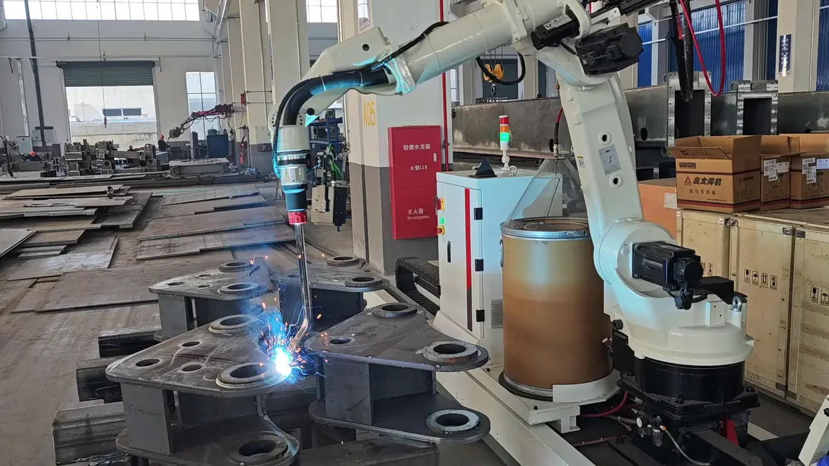 Svařovací robot svařuje patní desky ocelových konstrukcí v dávce